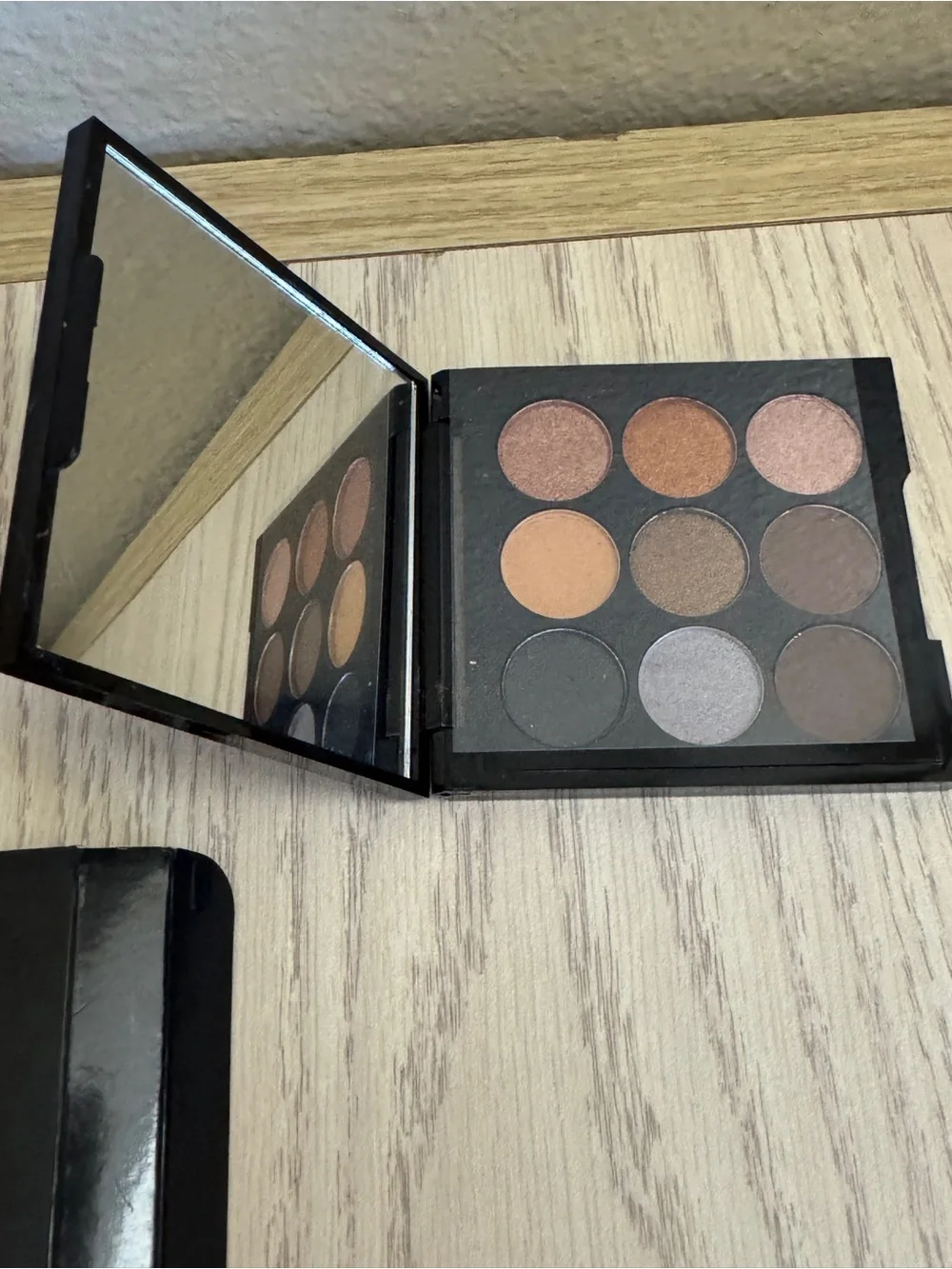 Steve Laurant Black Eyeshadow Compact - Classic Black Shade